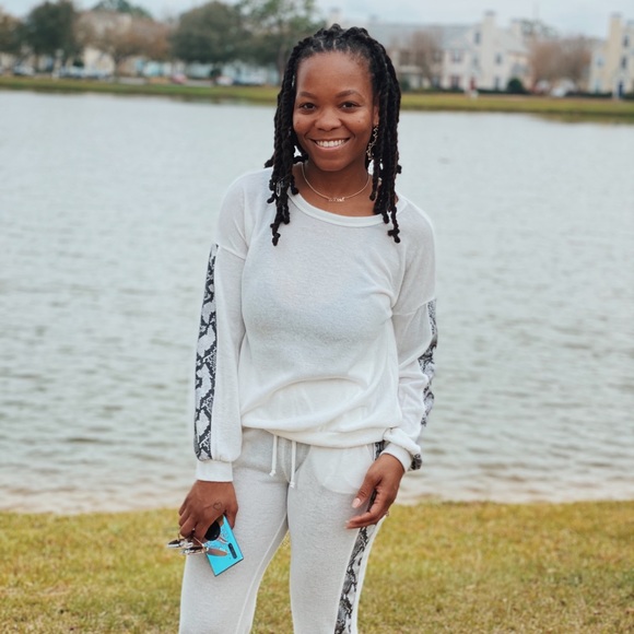 White snake print lounge set - Picture 2 of 3